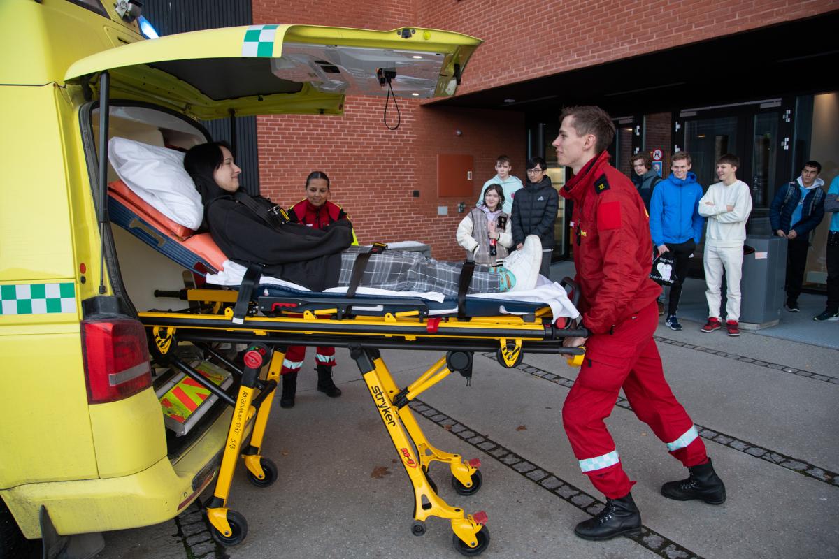 NATALIJA RISTIC-02312.jpg Paramedisin studenter triller en seng inn i sykebilen